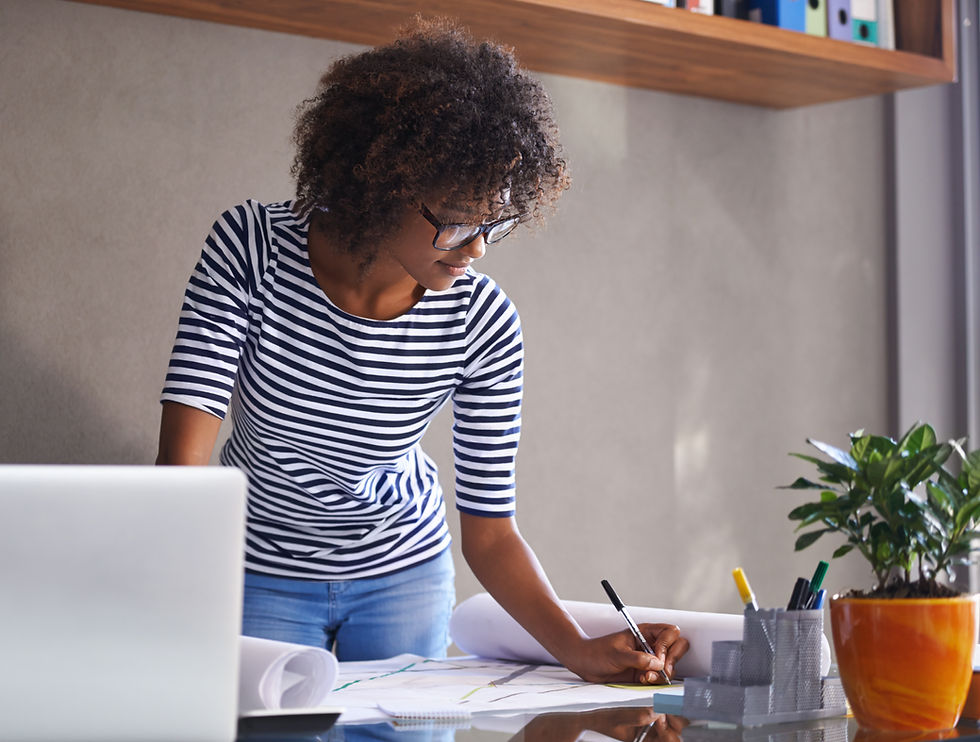 Décoratrices débutantes : clés du succès pour référencement optimal. Identité de marque forte, expertise mise en valeur, réseau professionnel solide, expérience client exceptionnelle.